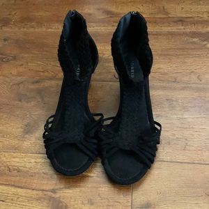 11W Black Wedge Sandals